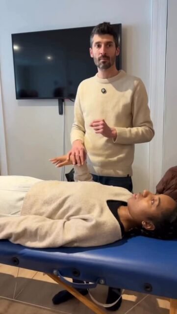 Équilibration des surrénales :Fatigue qui s’accroche, stress permanent, sensation d’être “à plat” même après une nuit complète…
C’est souvent un système nerveux en surcharge avec des surrénales en déséquilibre.Les surrénales jouent un rôle clé dans la gestion du stress, de l’énergie et de l’adaptation.
Quand elles tournent en sur-régime trop longtemps, le corps compense… jusqu’au jour où il n’y a plus d’énergie.Objectif :
✔️ moins de tension
✔️ plus de clarté mentale
✔️ une énergie plus stable (pas le coup de boost suivi du crash)On vous montre comment on fait ..#synapkin #surrénales #kinésiologie