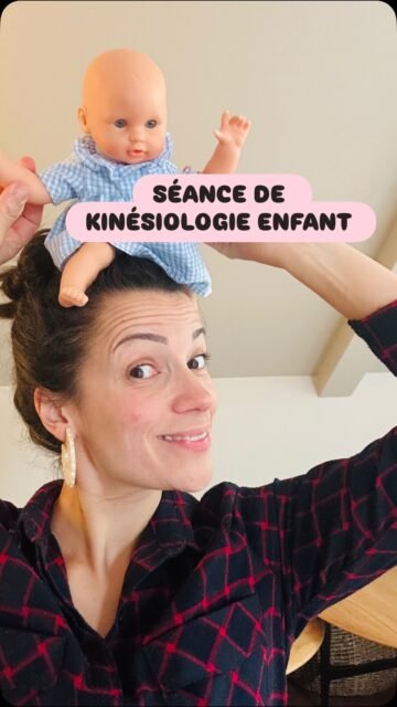 Dans notre parcours de formation de Kinésiologue, on nous apprend principalement à accompagner des adultes. Et les enfants ?

C’est un autre monde.

Un autre cadre.
Une autre posture.
Une autre lecture du symptôme.

Un enfant ne consulte jamais seul. Ses parents sont présents. 
Et souvent, ce qu’il exprime dans son corps est en résonance avec le stress d’un parent.

Ça, on ne nous l’enseigne presque jamais.
Le savoir, c’est affiner sa posture & son écoute. C’est écouter la problématique au regard d’un système familial complet. 

Après 8 années de pratique avec bébés, enfants et adolescents, j’ai regroupé tout ce que chaque kinésiologue devrait savoir avant d’ouvrir ses portes aux enfants.

Nous avons créé chez SYNAPKiN un module spécifique :

✨ Accompagner l’enfant en kinésiologie ✨

✔️ Poser un cadre sécurisant
✔️ Adapter l’utilisation du test musculaire
✔️ Travailler conjointement avec les parents
✔️ Comprendre la dimension systémique
✔️ Utiliser des protocoles adaptés aux âges

📅 31 mars – 3 avril

Module spécifique parallèle aux cursus obligatoires en Kinésiologie.
Ouvert aux apprenants & kinésiologues de toutes écoles 

Si ce public vous intéresse, si vous accompagnez déjà des enfants ou si vous souhaitez le faire avec justesse et sécurité, ce module est pour vous.

🔗 Informations et inscriptions:
https://synapkin.com/cursus-de-formation/specialites/accompagnement-enfant-en-kinesiologie/ 

#kinesiologie #kinesiologue #kinesiologieenfant formationkinesiologie therapeuteenfant approchesystemique developpementenfant SYNAPKiN