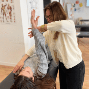 devenir kinésiologue femme en reconversion