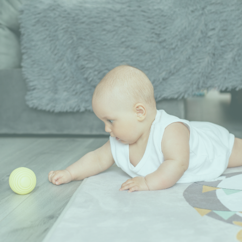 Bébé attrapant une balle pour illustrer les réflexes archaiques