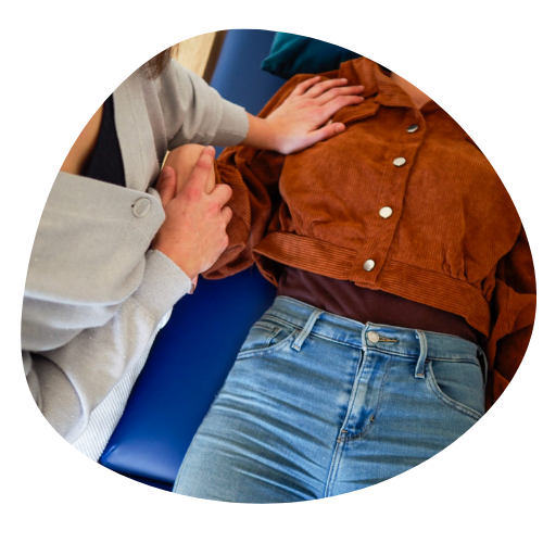 devenir kinésiologue, kinésiologue avec une cliente sur table de massage