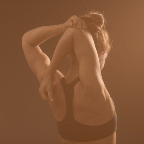 femme qui s'étire avec la kinésiologie et hypertonicité