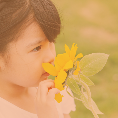 enfant avec une fleur
