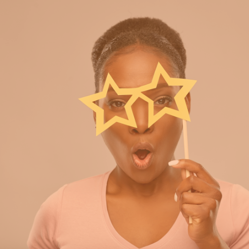 Femme tenant des lunettes pour trouver les meilleures écoles de kinésiologie.