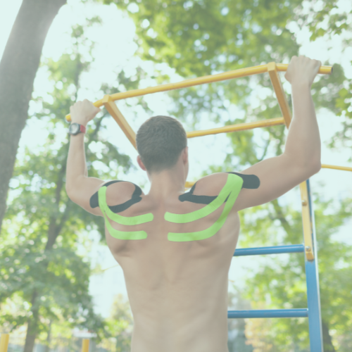 homme qui fait du sport avec des bandes de kinésiologie pour illustrer la kinésiologie dans le sport