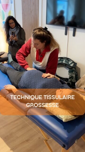 Travail tissulaire chez la femme enceinte : écouter et accompagner le tissu

Pendant la grossesse, le corps s’adapte en permanence :
le bassin se modifie, les fascias se réorganisent et les tissus doivent absorber de nouvelles contraintes mécaniques.

On vous montre une démonstration de travail tissulaire chez la femme enceinte, une approche douce qui vise à accompagner le relâchement des tensions dans les tissus.

Le travail tissulaire consiste à :
	•	poser les mains avec précision
	•	entrer en écoute du fascia et de la densité tissulaire
	•	accompagner les zones de restriction vers un relâchement naturel

Chez la femme enceinte, cette approche permet notamment de :
	•	soulager les tensions du bassin et du bas du dos
	•	améliorer la mobilité des tissus autour de l’utérus
	•	favoriser une meilleure adaptation du corps aux changements de la grossesse