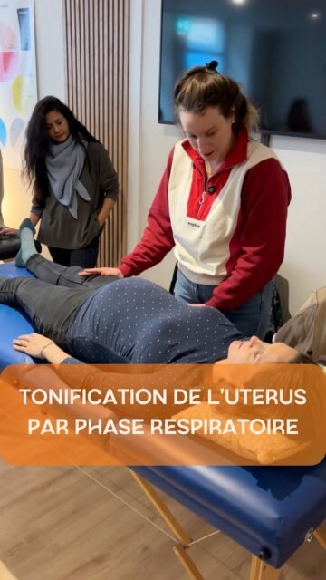 Renforcer le périnée grâce à la respiration : la phase qui fait toute la différence

Le périnée ne se renforce pas uniquement avec des contractions volontaires.
Il fonctionne en réalité en étroite coordination avec la respiration et le diaphragme.

Dans ce réel, je vous montre comment utiliser la phase respiratoire pour bonifier le travail du périnée et renforcer son efficacité.

Lors de l’expiration, plusieurs phénomènes se produisent :
	•	le diaphragme remonte
	•	la pression abdominale diminue
	•	le périnée peut se recruter naturellement

C’est à ce moment précis que le travail de renforcement est le plus efficace et le plus physiologique.

À l’inverse, contracter le périnée sans tenir compte de la respiration peut :
	•	augmenter la pression abdominale
	•	pousser vers le bas
	•	limiter l’efficacité du travail musculaire.

En synchronisant respiration et activation périnéale, on respecte la mécanique naturelle du corps et on améliore :
	•	le soutien des organes du petit bassin
	•	la stabilité du tronc
	•	la prévention des descentes d’organes.

Une petite nuance technique… qui change tout dans la qualité du travail.